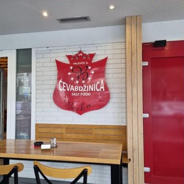 Enterijer Ćevabdžinice Besko s logom na zidu