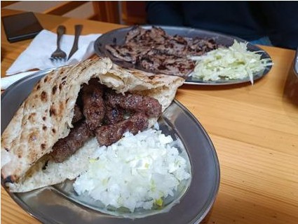 Ćevapi u somunu s lukom