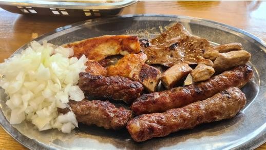 Miješano meso: ćevapi, sudžuka i piletina s lukom