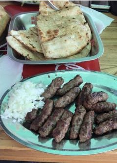 Porcija ćevapa sa somunom