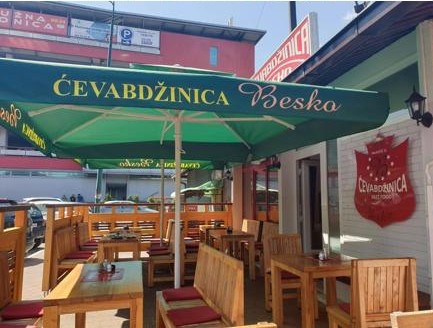 Bašta Ćevabdžinice Besko sa suncobranima