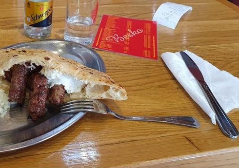 Ćevapi u somunu s lukom i kajmakom u Besku